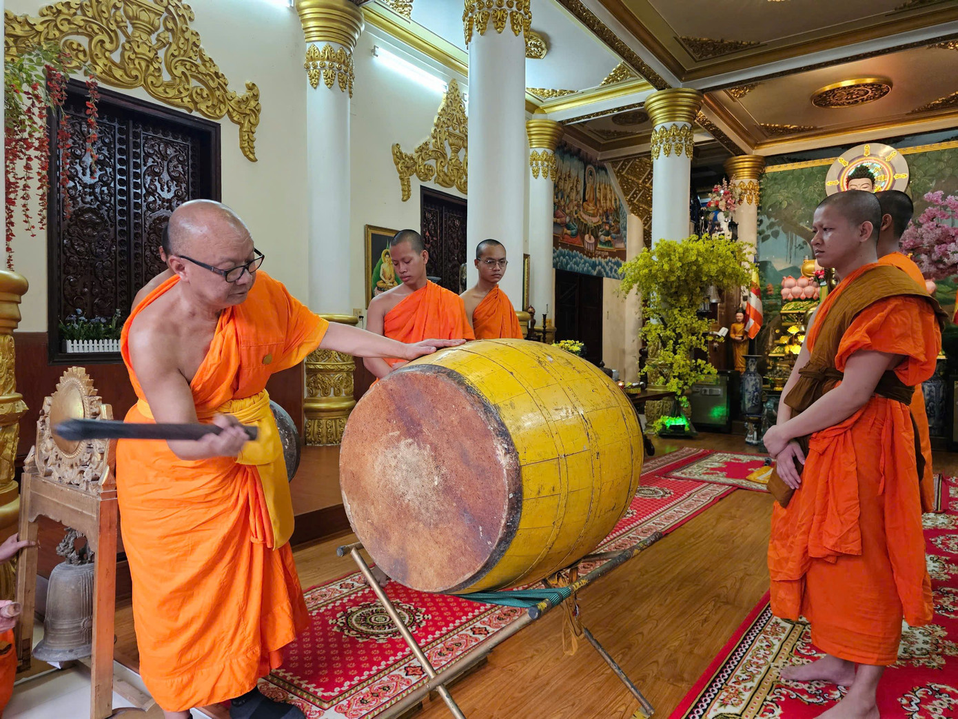 Nói về ý nghĩa của 3 hồi chuông, trống bát nhã, Thượng tọa Lý Hùng - Trụ trì chùa Pitu Khôsa Răngsây cho hay, nhằm báo hiệu cho tất cả chư thiên chứng giám, cũng như chư thiên quanh các cơ sở từ viện đều hoan hỉ trước sự kiện lịch sử của đất nước. Qua hồi chuông, trống cũng phân tập cho tất cả tăng ni, tín đồ phật tử chúng ta hiểu đúng về chủ trương đúng đắn của Đảng, Nhà nước để chăm lo đời sống người dân ngày càng phát triển, tốt đẹp hơn. Trong ảnh, Thượng tọa Lý Hùng thực hiện nghi thức đánh 3 hồi trống bát nhã. Nói về ý nghĩa của 3 hồi chuông, trống bát nhã, Thượng tọa Lý Hùng - Trụ trì chùa Pitu Khôsa Răngsây cho hay, nhằm báo hiệu cho tất cả chư thiên chứng giám, cũng như chư thiên quanh các cơ sở từ viện đều hoan hỉ trước sự kiện lịch sử của đất nước. Qua hồi chuông, trống cũng phân tập cho tất cả tăng ni, tín đồ phật tử chúng ta hiểu đúng về chủ trương đúng đắn của Đảng, Nhà nước để chăm lo đời sống người dân ngày càng phát triển, tốt đẹp hơn. Trong ảnh, Thượng tọa Lý Hùng thực hiện nghi thức đánh 3 hồi trống bát nhã.