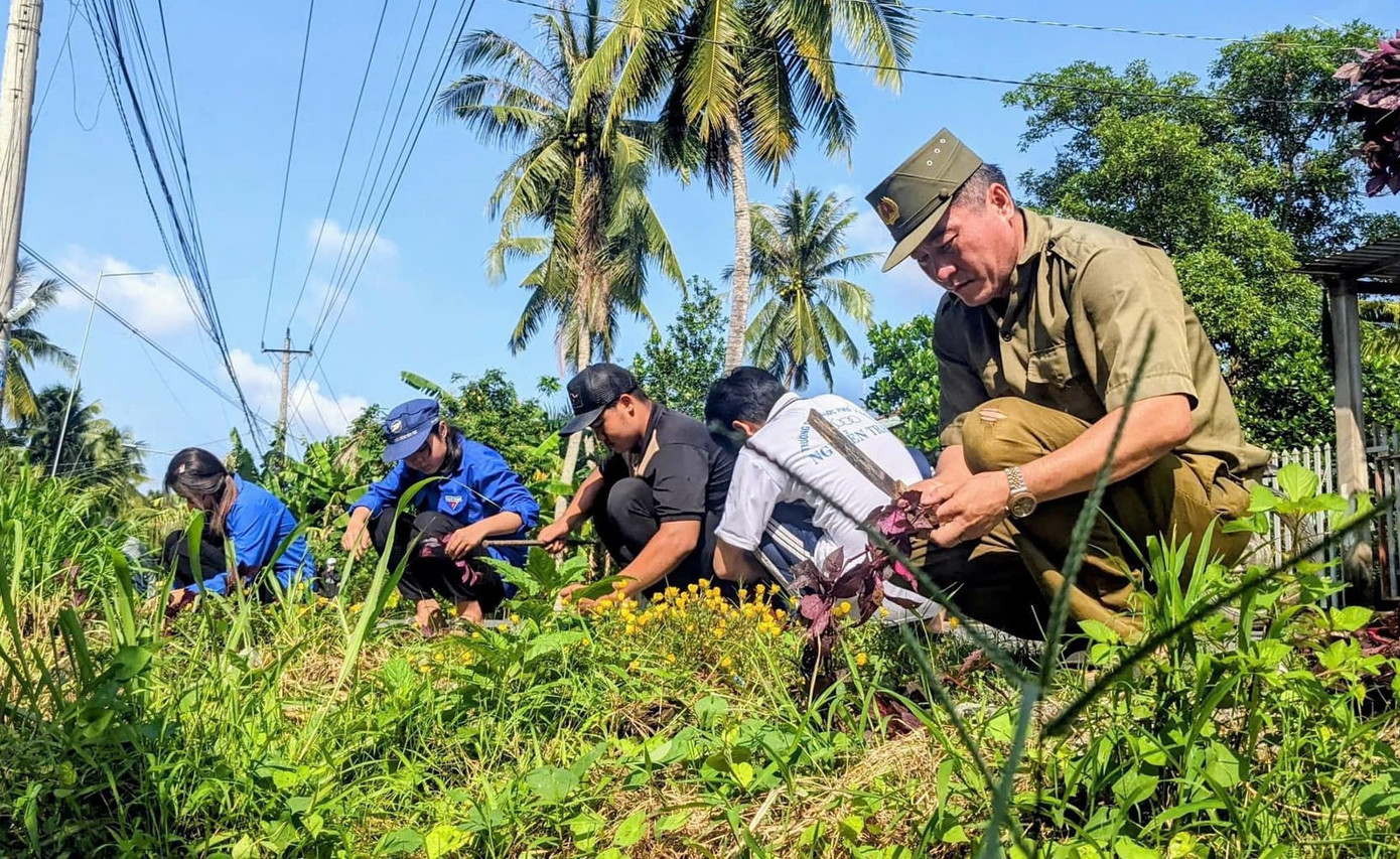 Cán bộ, đoàn viên thanh niên Bến Tre cùng nhân dân địa phương tham gia trồng cây xanh, dọn vệ sinh khu dân cư. Cán bộ, đoàn viên thanh niên Bến Tre cùng nhân dân địa phương tham gia trồng cây xanh, dọn vệ sinh khu dân cư.