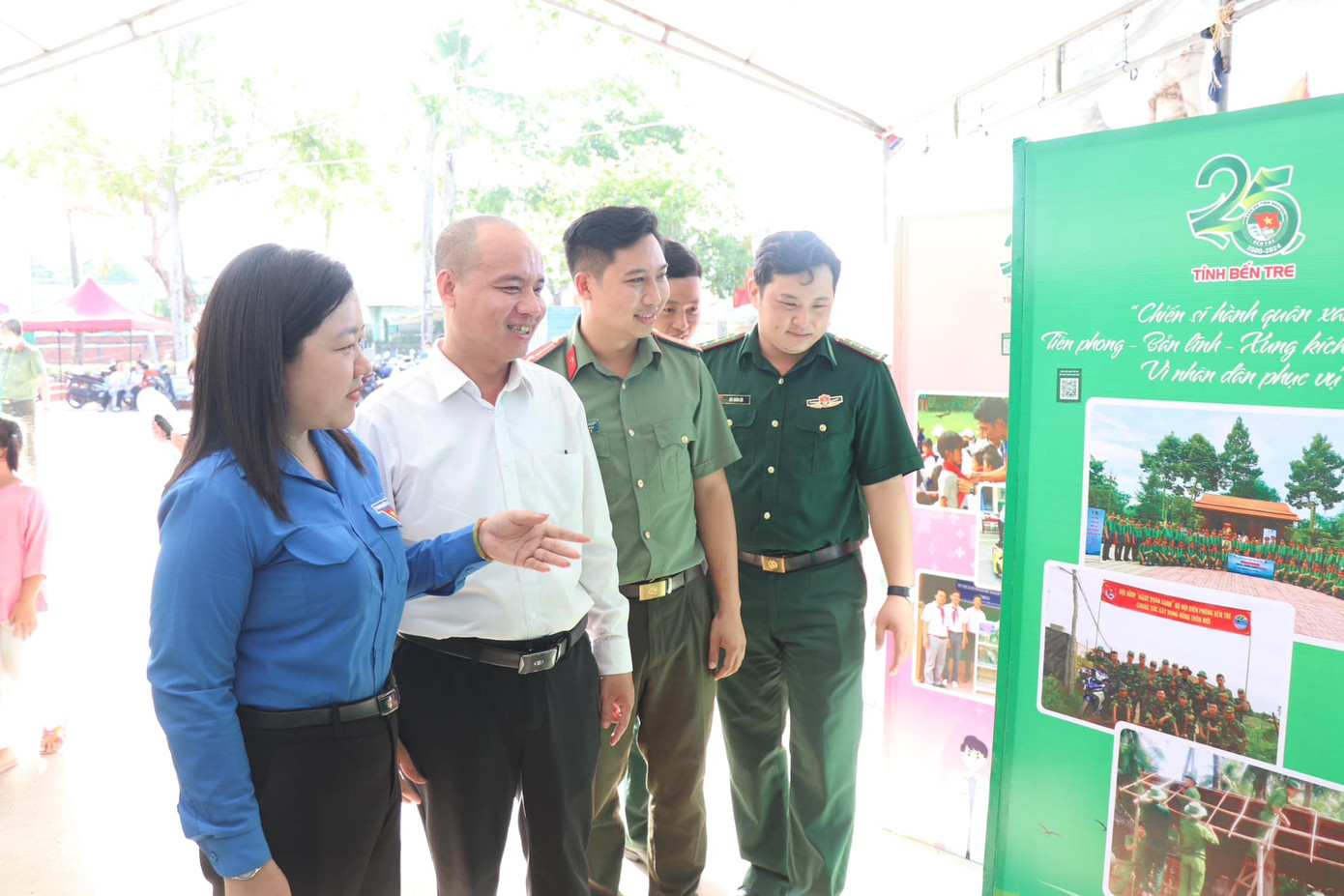 Cán bộ, lãnh đạo tham quan triển lãm ảnh. Cán bộ, lãnh đạo tham quan triển lãm ảnh.