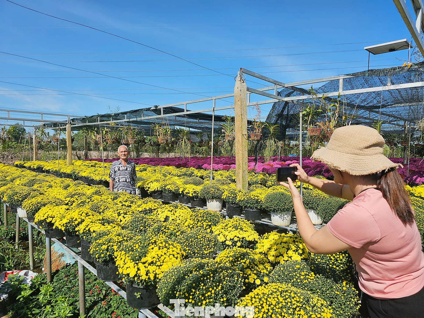 Khách từ nhiều nơi đến tham quan, chụp ảnh tại làng hoa Sa Đéc. Ảnh: Hòa Hội. Khách từ nhiều nơi đến tham quan, chụp ảnh tại làng hoa Sa Đéc. Ảnh: Hòa Hội.