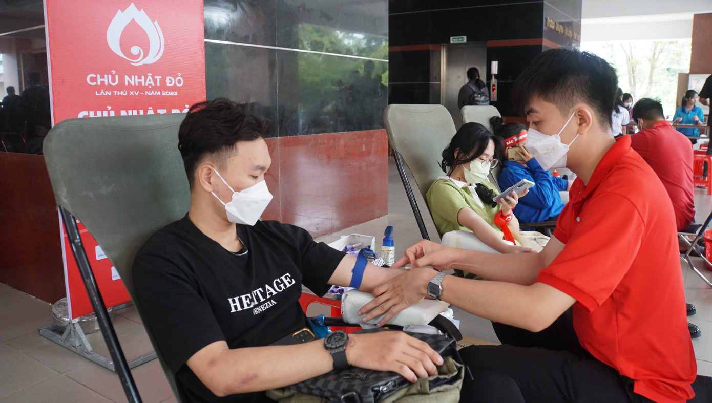 Bên cạnh đó, tuyên truyền vận động đoàn viên, sinh viên nhận thức sâu sắc mục đích và ý nghĩa cao đẹp của việc hiến máu cứu người. Từ đó khơi dậy và phát huy lòng nhân ái, hăng hái tình nguyện đăng ký hiến máu, góp phần cùng xã hội khắc phục khó khăn về thiếu máu dự trữ phục vụ cấp cứu các nạn nhân tai nạn giao thông, điều trị bệnh nhân trong các bệnh viện hiện nay.