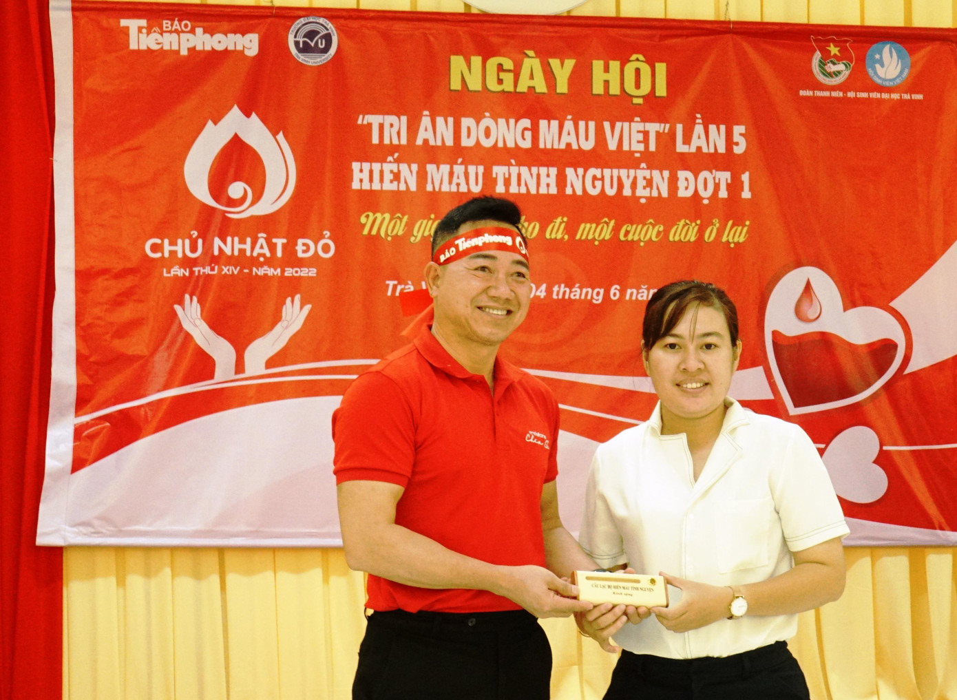 Đoàn trường ĐH Trà Vinh tặng quà cho Giám đốc Mobifone chi nhánh Trà Vinh.