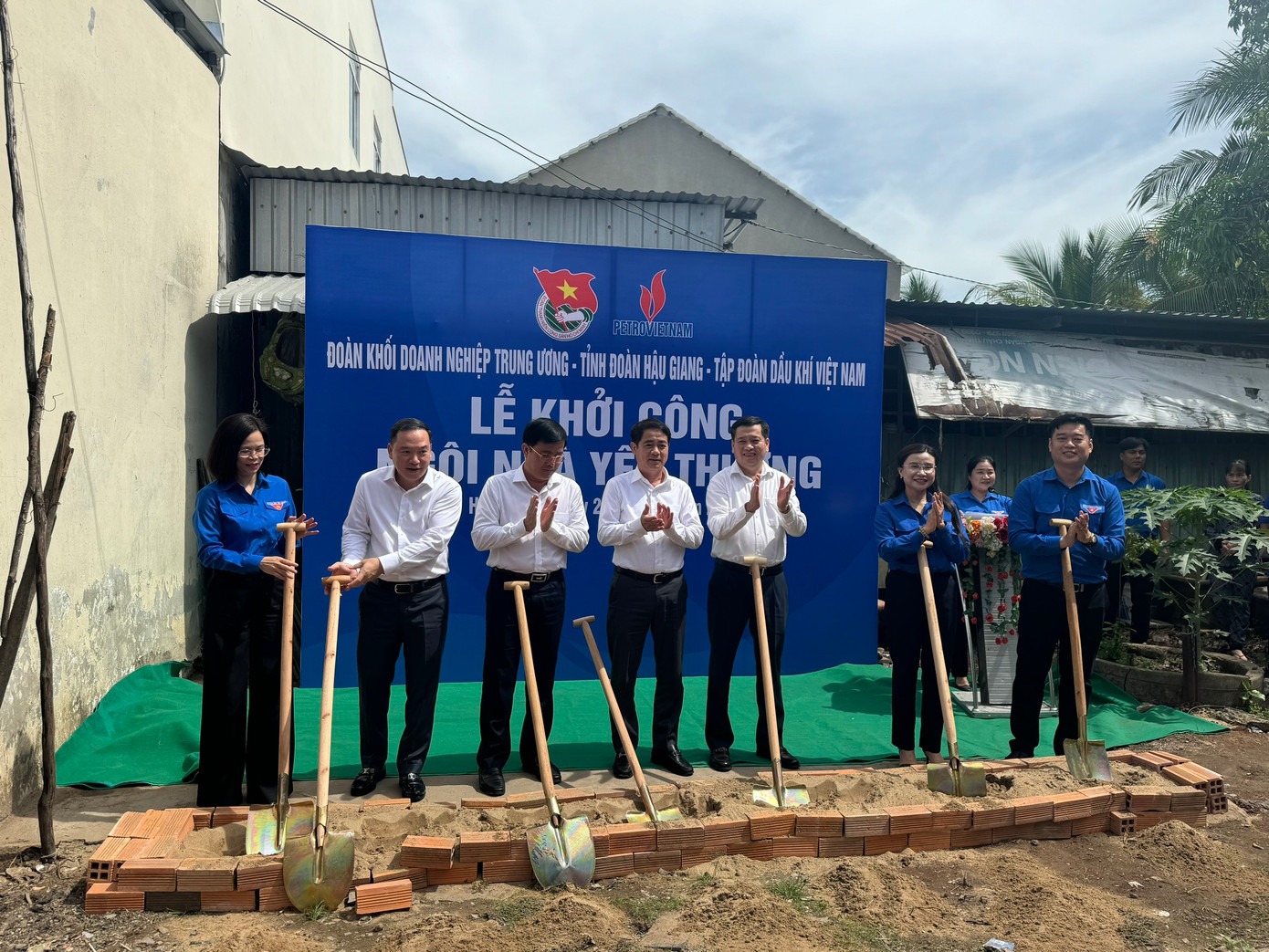 Khởi công ngôi nhà yêu thương tại huyện Châu Thành A, tỉnh Hậu Giang. Khởi công ngôi nhà yêu thương tại huyện Châu Thành A, tỉnh Hậu Giang.