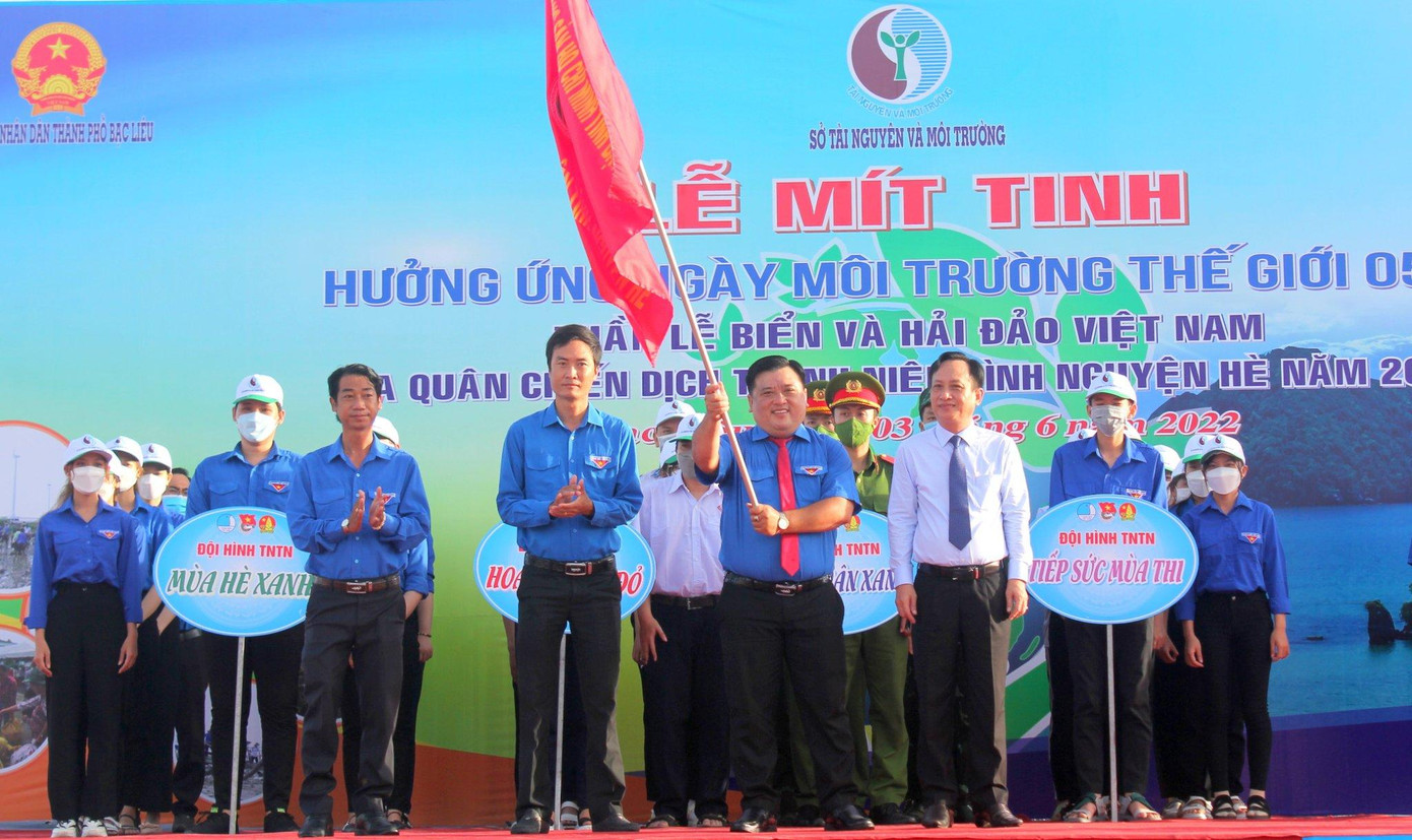 Anh Nguyễn Hoàng Thoại, Bí thư Tỉnh Đoàn Bạc Liêu nhận cờ lệnh từ Chủ tịch UBND tỉnh. - Ảnh: TĐ BL