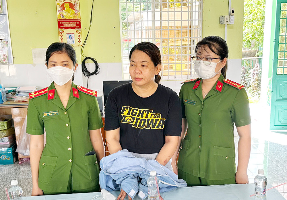 Cơ quan công an thi hành lệnh bắt bà Bùi Hồng Trinh. Cơ quan công an thi hành lệnh bắt bà Bùi Hồng Trinh.