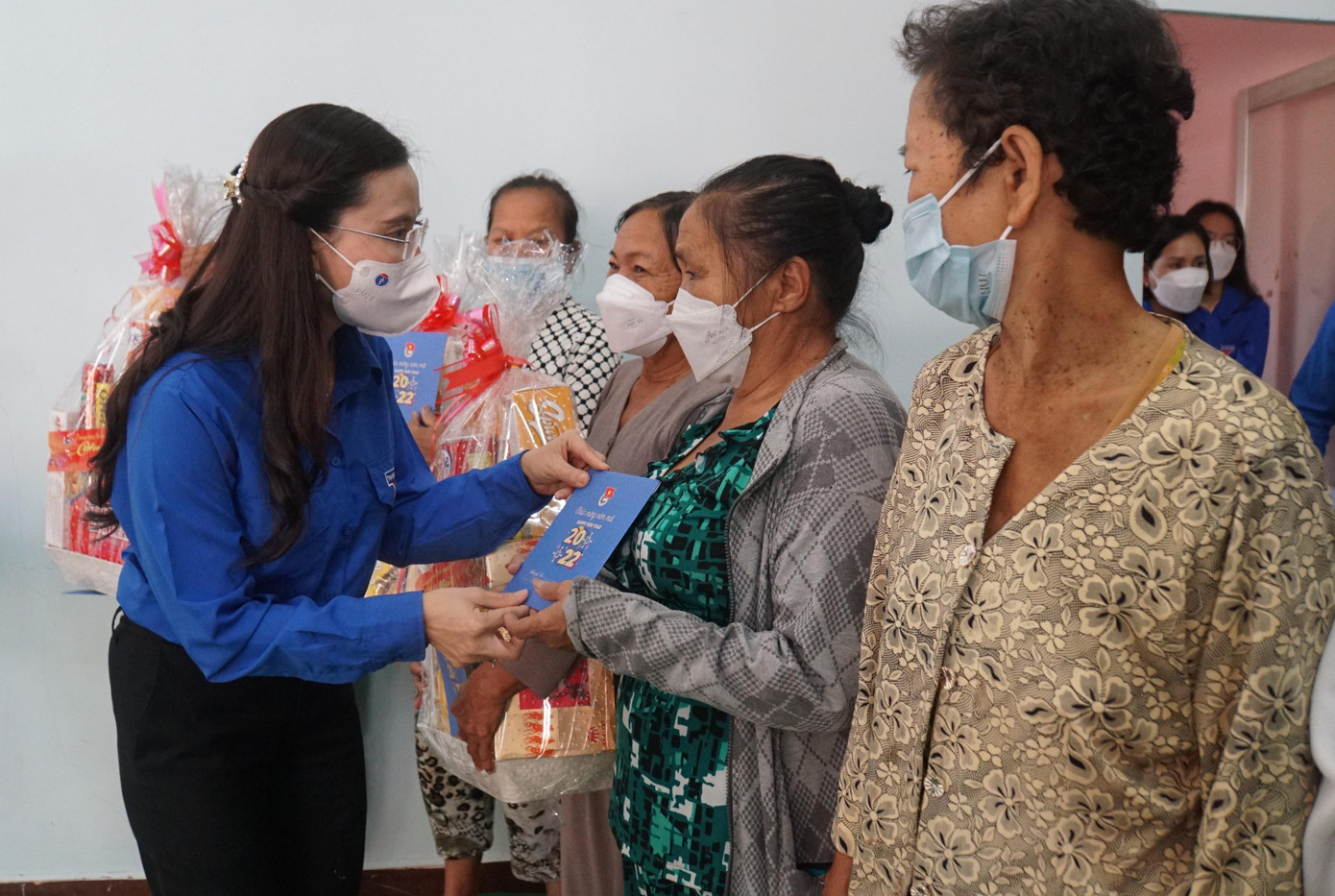 Chị Nguyễn Phạm Duy Trang, Bí thư Trung ương Đoàn, Chủ tịch Hội Đồng Đội Trung ương trao tặng quà cho người dân. - Ảnh: Hòa Hội Chị Nguyễn Phạm Duy Trang, Bí thư Trung ương Đoàn, Chủ tịch Hội Đồng Đội Trung ương trao tặng quà cho người dân. - Ảnh: Hòa Hội