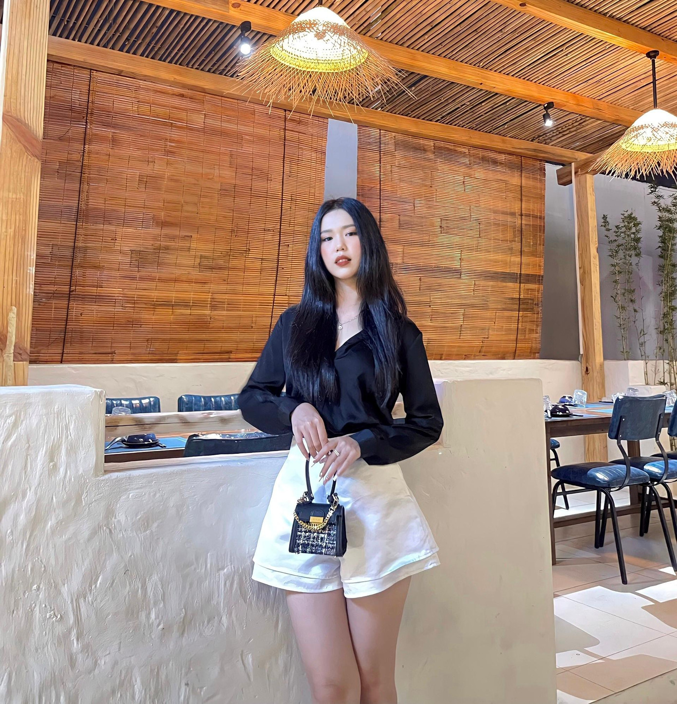 Mỹ Phụng đến từ vùng đất Kiên Giang, ngay từ nhỏ đã bộc lộ tính cách lanh lợi, hoạt bát giống mẹ và thừa hưởng được chiều cao của ba. Cũng chính vì thế, trong các hoạt động, hội thi của trường, nữ sinh 10x đều thể hiện sự khéo léo và thông minh. Mỹ Phụng đến từ vùng đất Kiên Giang, ngay từ nhỏ đã bộc lộ tính cách lanh lợi, hoạt bát giống mẹ và thừa hưởng được chiều cao của ba. Cũng chính vì thế, trong các hoạt động, hội thi của trường, nữ sinh 10x đều thể hiện sự khéo léo và thông minh.