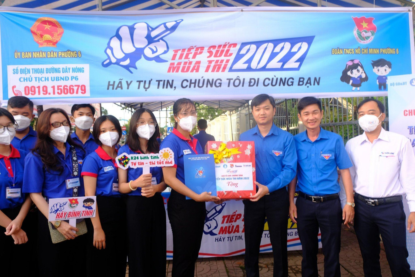 Anh Nguyễn Minh Triết thăm, động viên đội hình Tiếp sức mùa thi tại Cà Mau. - Ảnh: TĐ CM