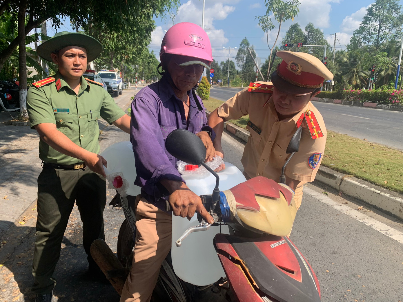 Ngoài ra, Công an tỉnh Bến tre cùng các đơn vị liên quan cũng đã vận chuyển, hỗ trợ 55.000 lít nước ngọt và 50 dụng cụ chứa nước cho nhân dân trên địa bàn huyện Bình Đại.