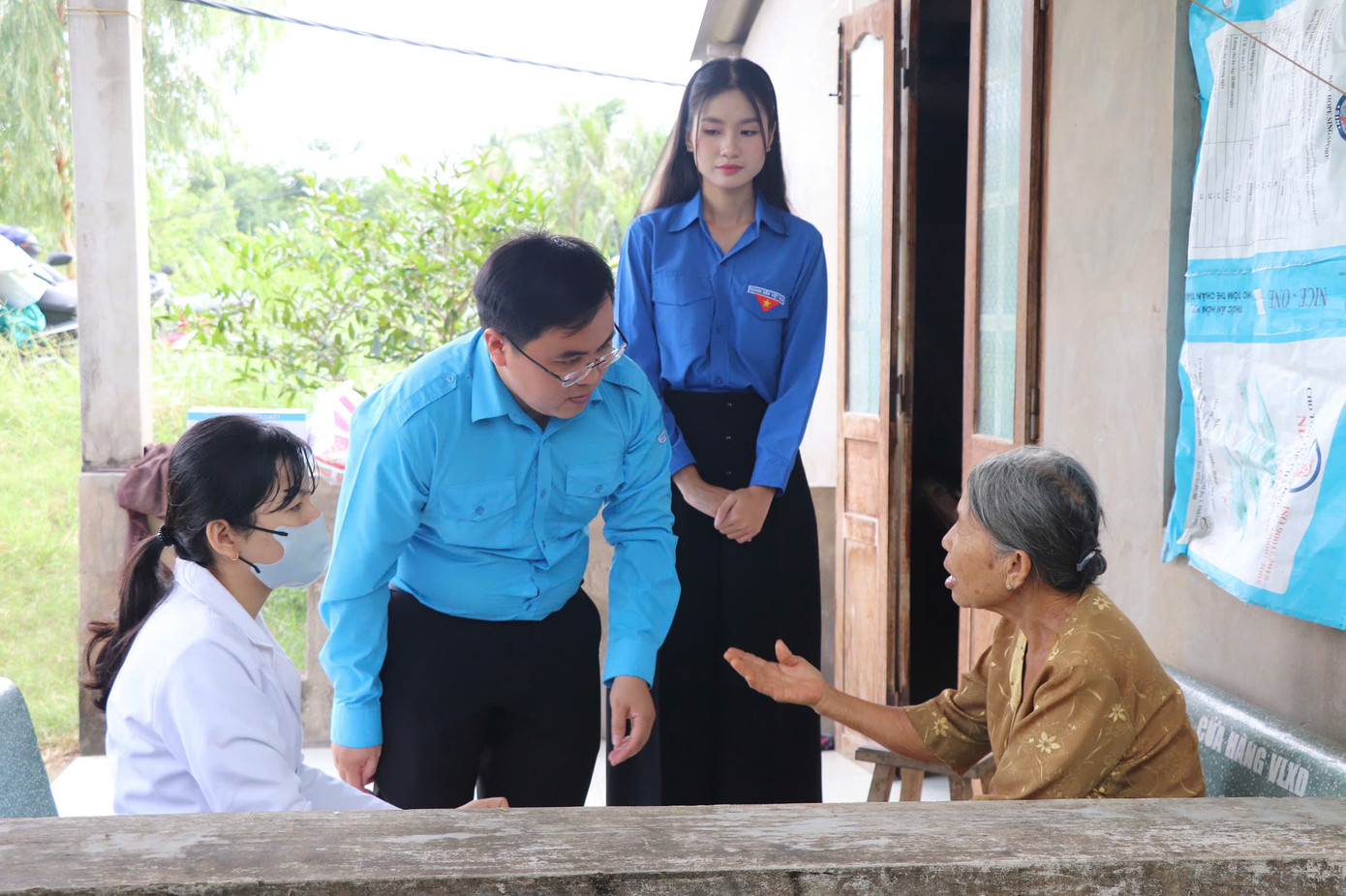Anh Phan Thanh Trẻ - Phó Bí thư Tỉnh Đoàn Bến Tre cùng Hoa hậu môi trường Nguyễn Thanh Hà thăm hỏi người cụ già tại xã An Hiệp (Ba Tri, Bến Tre).