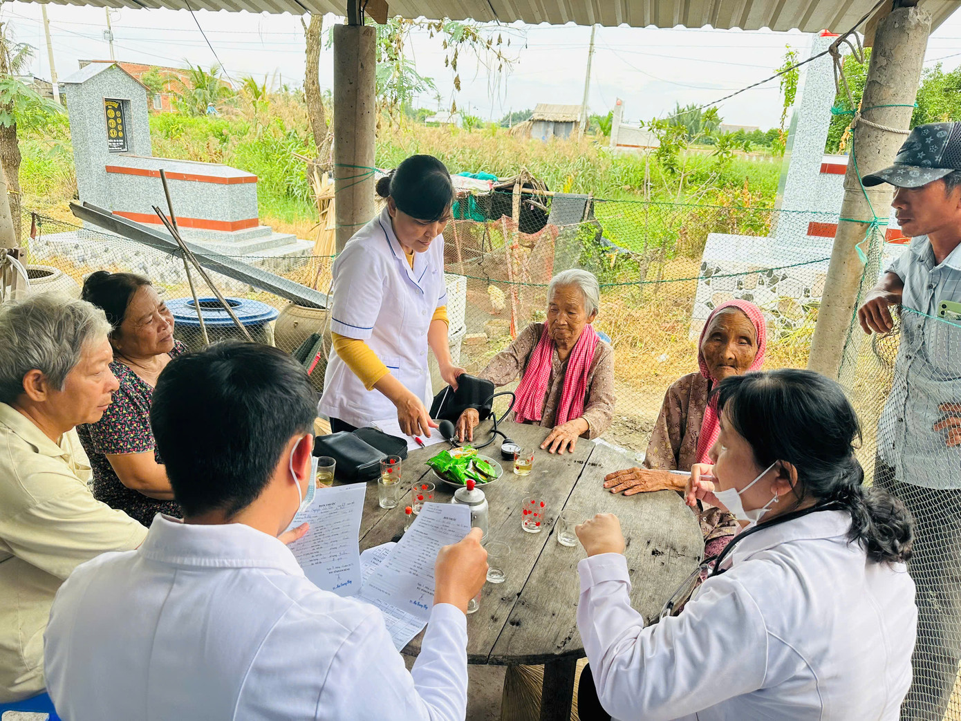 Bác sĩ tư vấn, khám bệnh cho người dân quanh khu vực bãi rác An Hiệp.