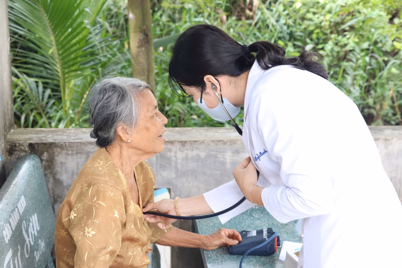 Bác sĩ khám bệnh cho người dân xã An Hiệp.
