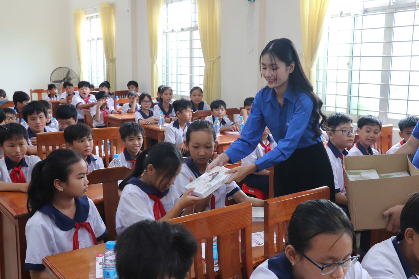 Hoa hậu môi trường Nguyễn Thanh Hà Tặng quà cho học sinh tại Bến Tre.