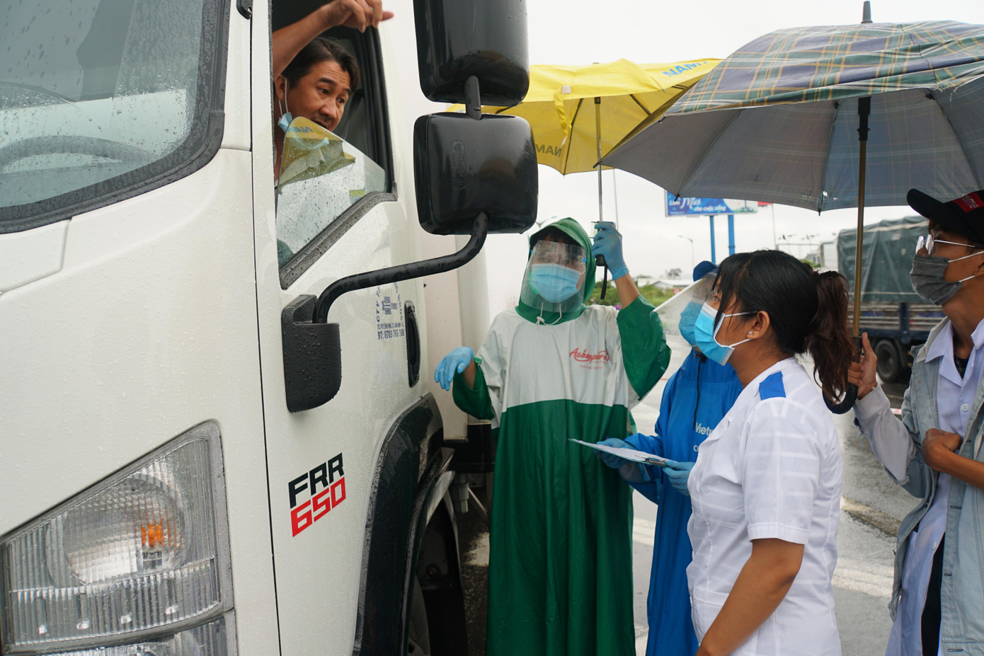 Cũng trong sáng nay, từ 4 giờ sáng đến hơn 9 giờ, trời mưa gây khó khăn cho lực lượng phòng chống dịch. Lực lượng kiểm soát tại các chốt kiểm tra nghiêm ngặt theo quy định. Trong khi đó lượng xe ô tô đổ về thành phố đông gây kẹt cứng hàng trăm mét. Nhiều tài xế ngán ngẩm khi phải xếp hàng chờ cả tiếng đồng hồ mới tới lượt kiểm soát.