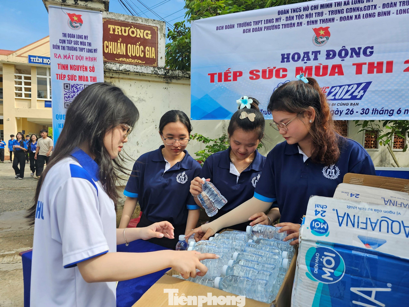 Tình nguyện viên sẵn sàng, từ chuẩn bị nước, và các vật dụng khác giúp các em thí sinh. Ảnh: Hòa Hội Tình nguyện viên sẵn sàng, từ chuẩn bị nước, và các vật dụng khác giúp các em thí sinh. Ảnh: Hòa Hội