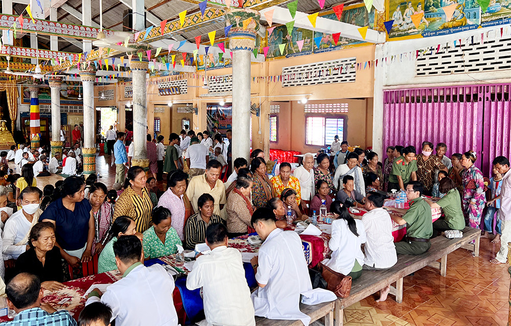 Quang cảnh khám bệnh và cấp thuốc cho người dân Campuchia.