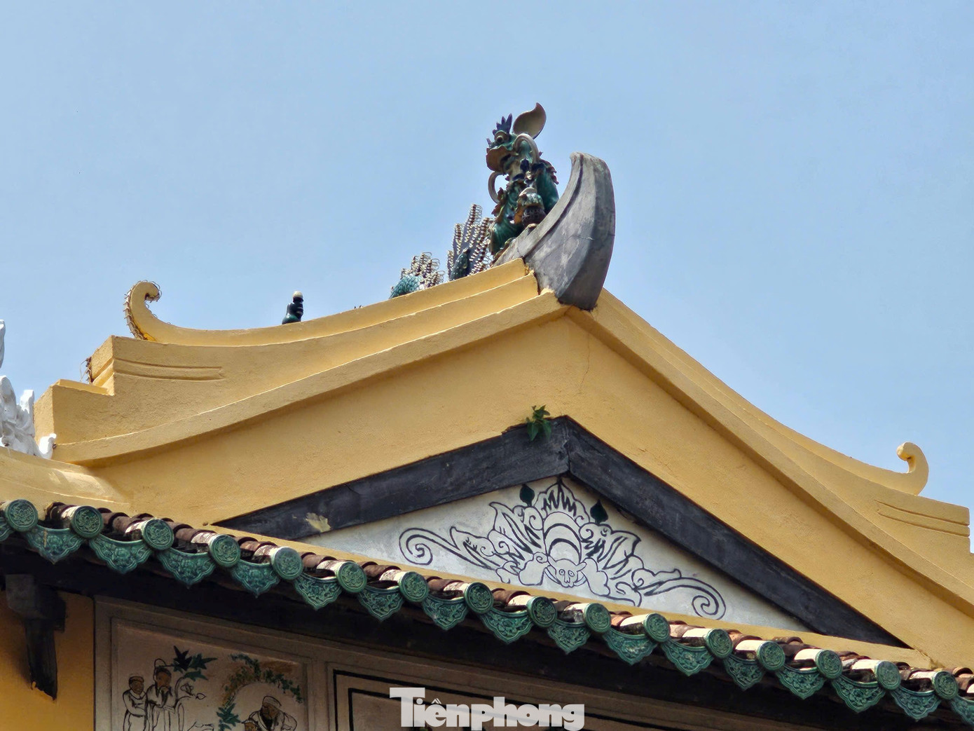 Phần mái đình lợp ngói, được nâng đỡ bởi sáu hàng cột tròn to, bằng gỗ quý. Các bộ phận vi kèo, kết cấu theo lối “thượng lầu, hạ hiên”. Ảnh: Hòa Hội.