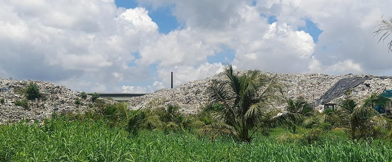 Rác quanh nhà máy xử lý rác thải Bến Tre Rác quanh nhà máy xử lý rác thải Bến Tre