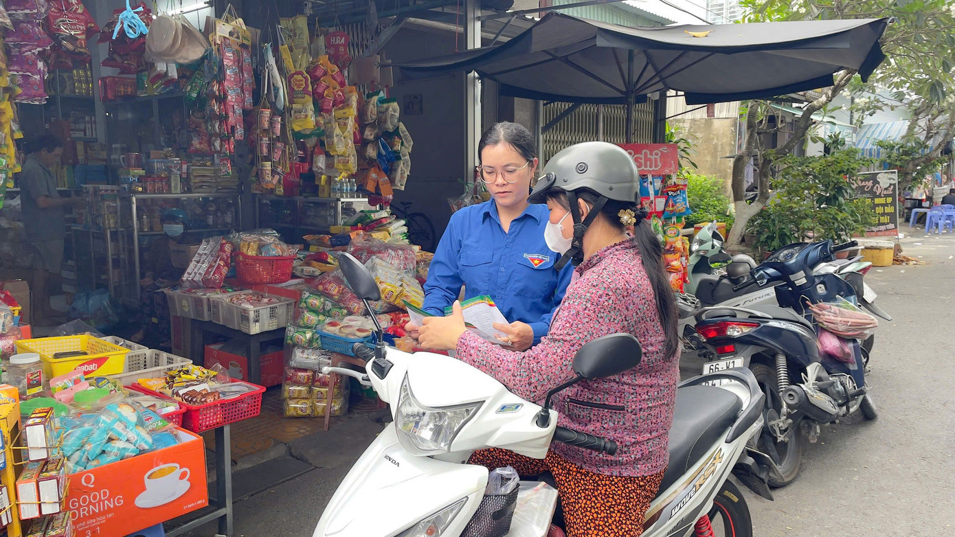 Đoàn viên thanh niên xã Lấp Vò trực tiếp xuống nhà dân, chợ tuyên truyền về dịch vụ công trực tuyến.
