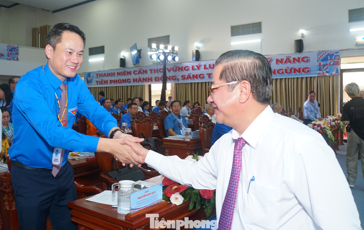 Ông Trần Việt Trường (phải) và anh Nguyễn Kim Quy - Phó Chủ tịch Thường trực Hội LHTN Việt Nam. Ảnh: Hòa Hội