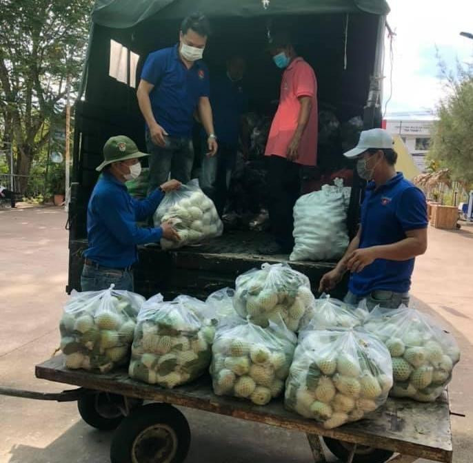 ĐVTN khuân vác nông sản lên xe chở lên TPHCM và Bình Dương. - Ảnh: TĐVL ĐVTN khuân vác nông sản lên xe chở lên TPHCM và Bình Dương. - Ảnh: TĐVL