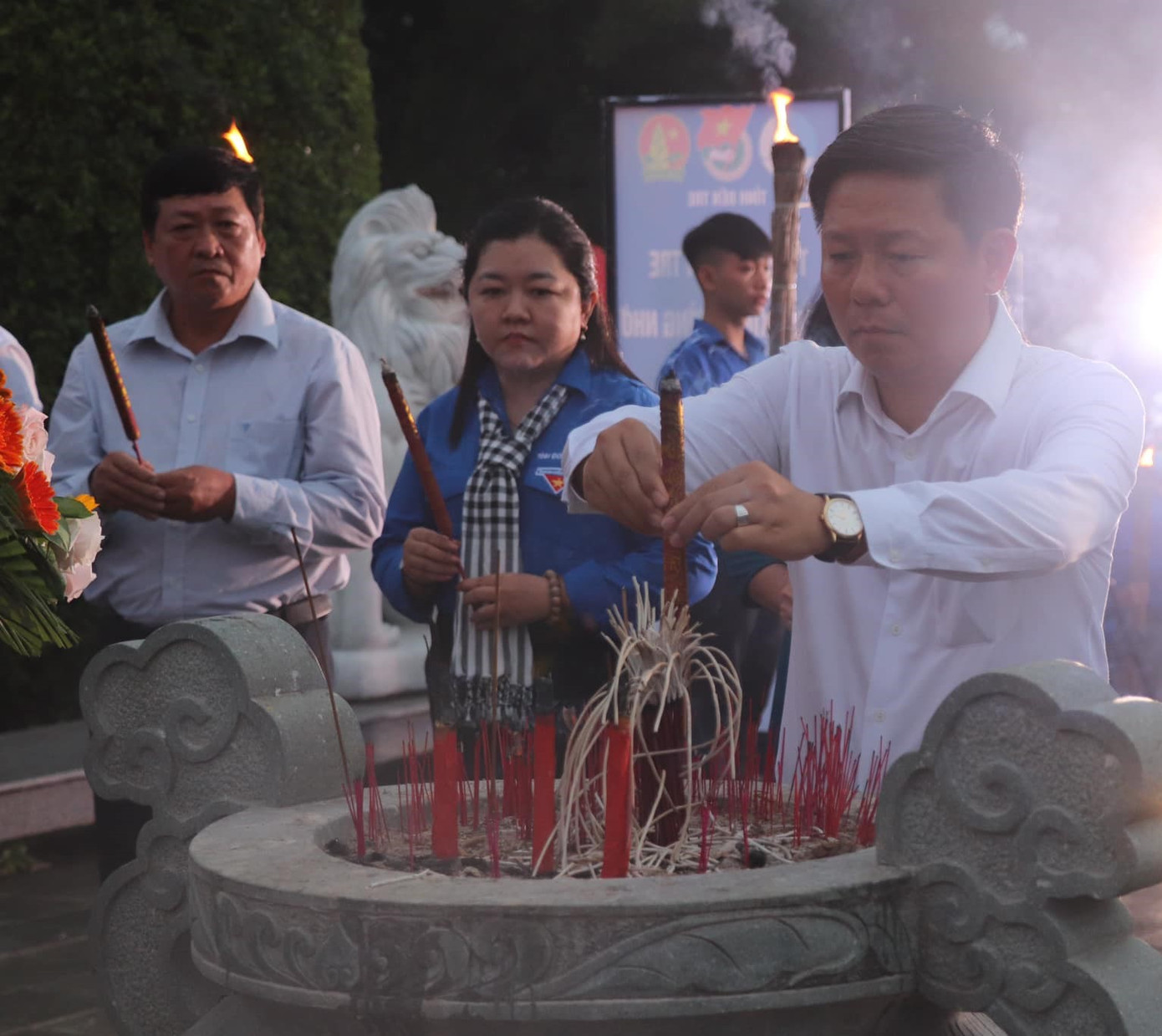 Lãnh đạo tỉnh Bến Tre dâng hương, tri ân anh hùng liệt sĩ. Ảnh: TĐBT