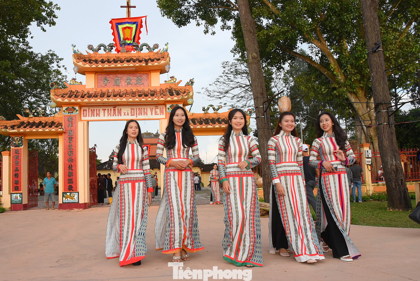 Các bạn trẻ xã Định Yên hào hứng góp phần quảng bá nét đặc sắc của quê hương mình. Ảnh: Hòa Hội.