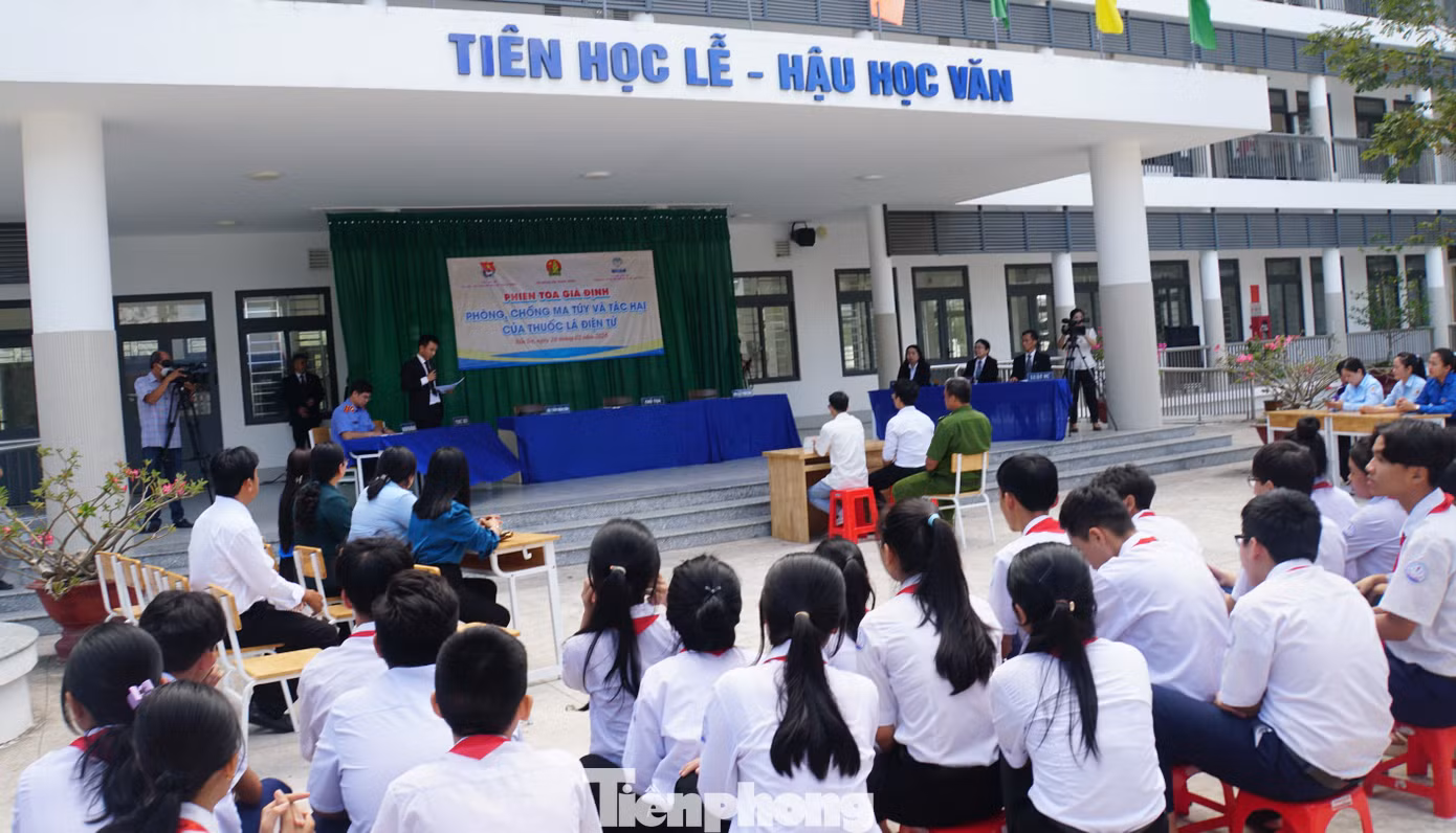 Các em học sinh theo dõi phiên tòa giả định.