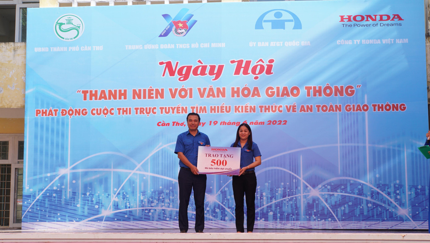Chiến sỹ công an tham gia ngày hội