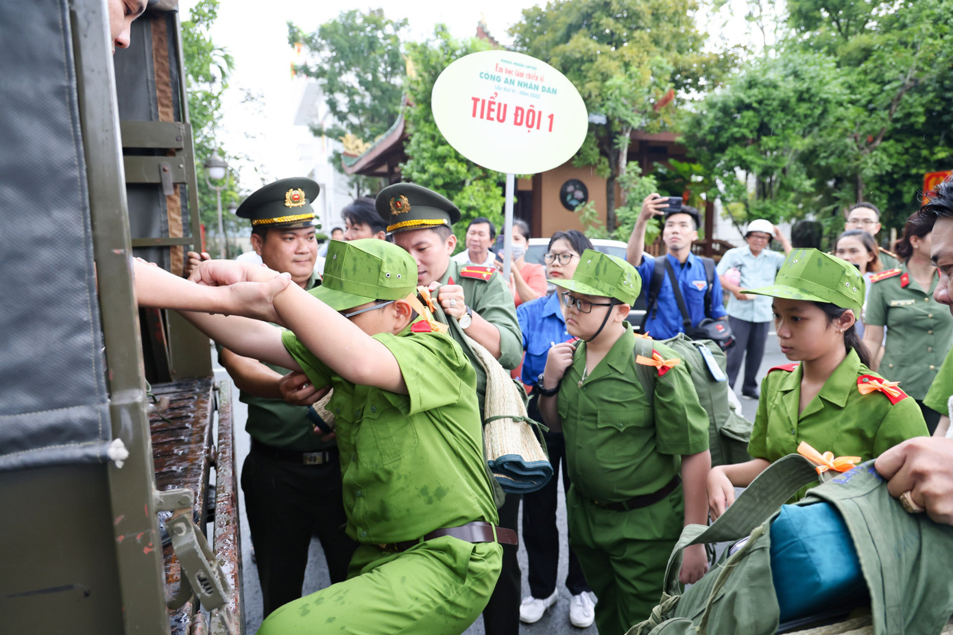 Các học viên lên xe tham gia chương trình. Ảnh: CA CT.