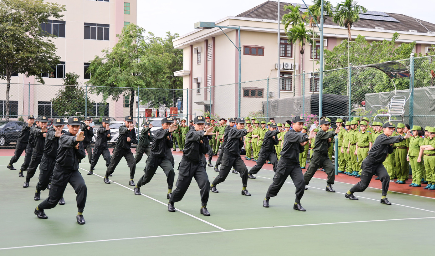 Chiến sỹ cảnh sát cơ động đồng diễn võ thuật. Ảnh: CA CT.
