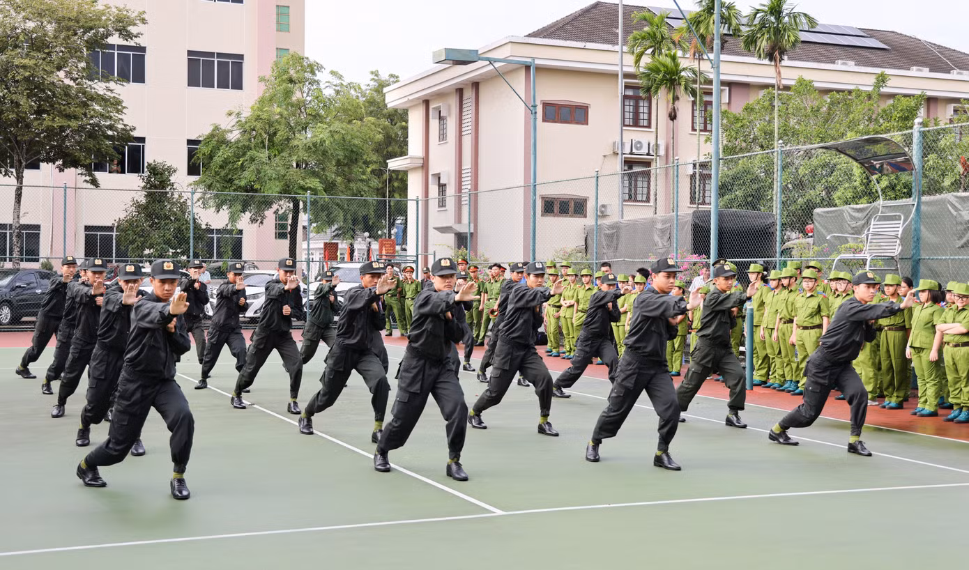 Chiến sỹ cảnh sát cơ động đồng diễn võ thuật. Ảnh: CA CT.