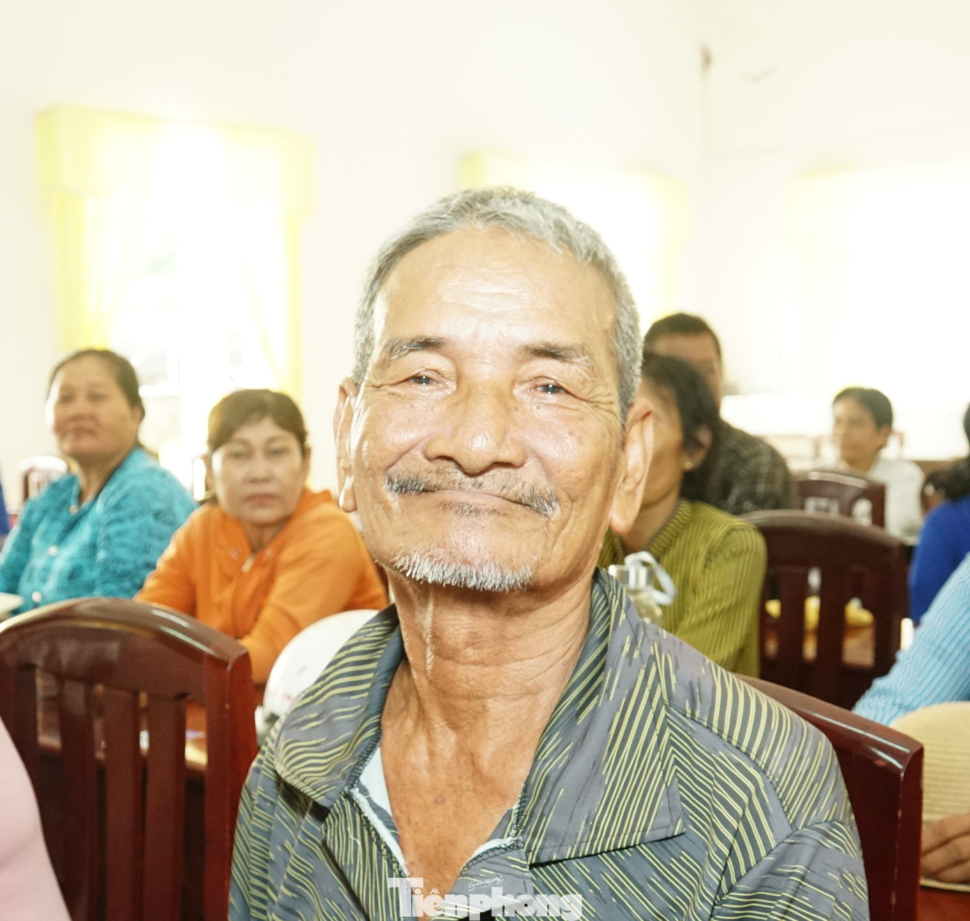 Ông Thạch Dên (74 tuổi) ở ấp Nước Mặn 1, xã Long Phú vui mừng khi nhận bồn nước từ chương trình. Ảnh: Hòa Hội Ông Thạch Dên (74 tuổi) ở ấp Nước Mặn 1, xã Long Phú vui mừng khi nhận bồn nước từ chương trình. Ảnh: Hòa Hội