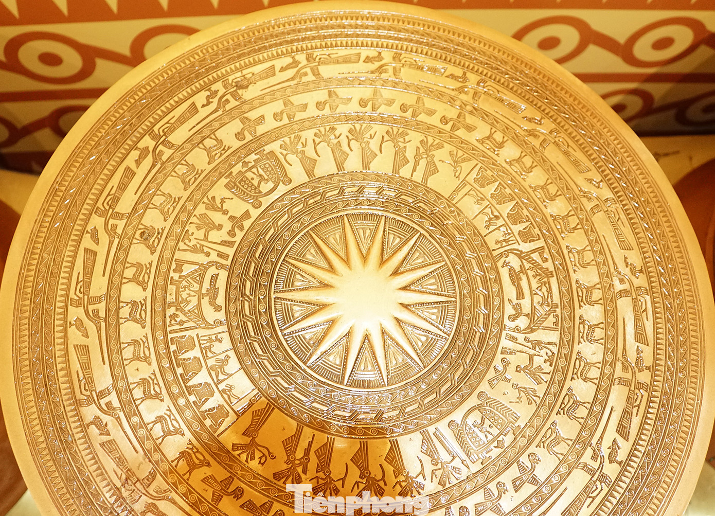 Trống đồng Đông Sơn tại đền thờ Vua Hùng. Ảnh: Hòa Hội