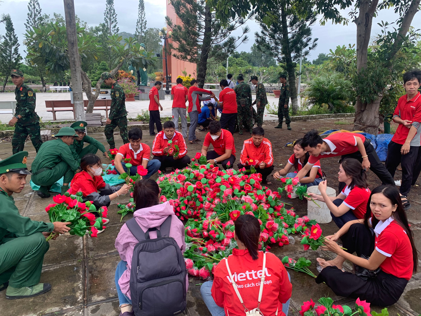 Bạn trẻ chuẩn bị hoa sen để thay mới mộ liệt sĩ tại nghĩa trang liệt sĩ Dốc Bà Đắc, thị xã Tịnh Biên.