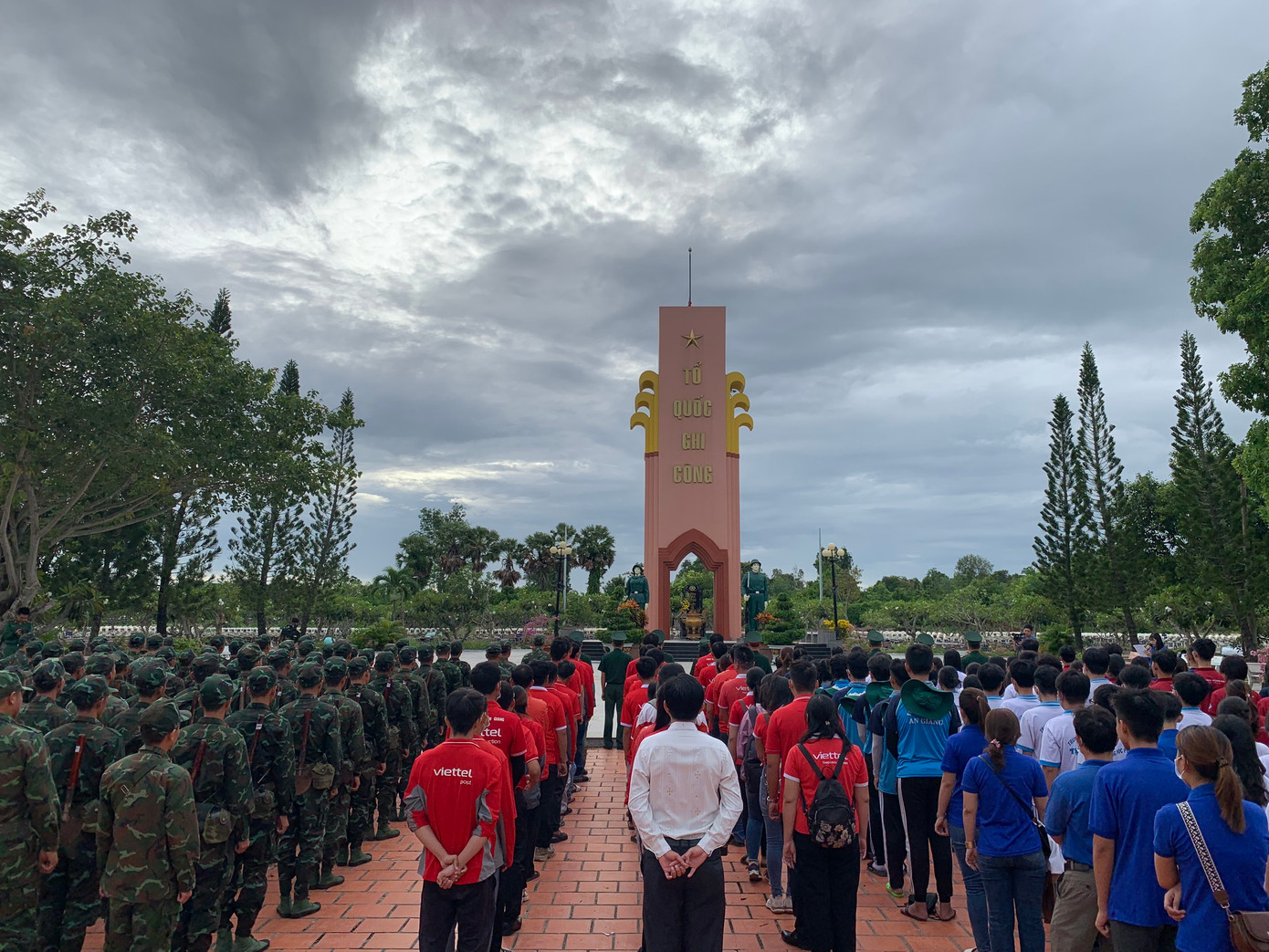 Tại chương trình, Ban tổ chức đã dâng hoa, dâng hương tưởng nhớ công ơn của các anh hùng liệt sĩ, thực hiện công trình thay hoa trên mộ liệt sĩ tại Nghĩa trang liệt sĩ Dốc Bà Đắc (thị xã Tịnh Biên).