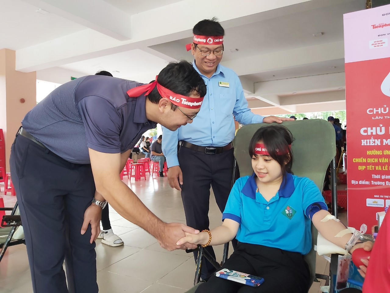 Nhà báo Nguyễn Ngọc Tiến, Trưởng đại diện báo Tiền Phong tại ĐBSCL động viên sinh viên tham gia hiến máu. Ảnh: Hòa Hội