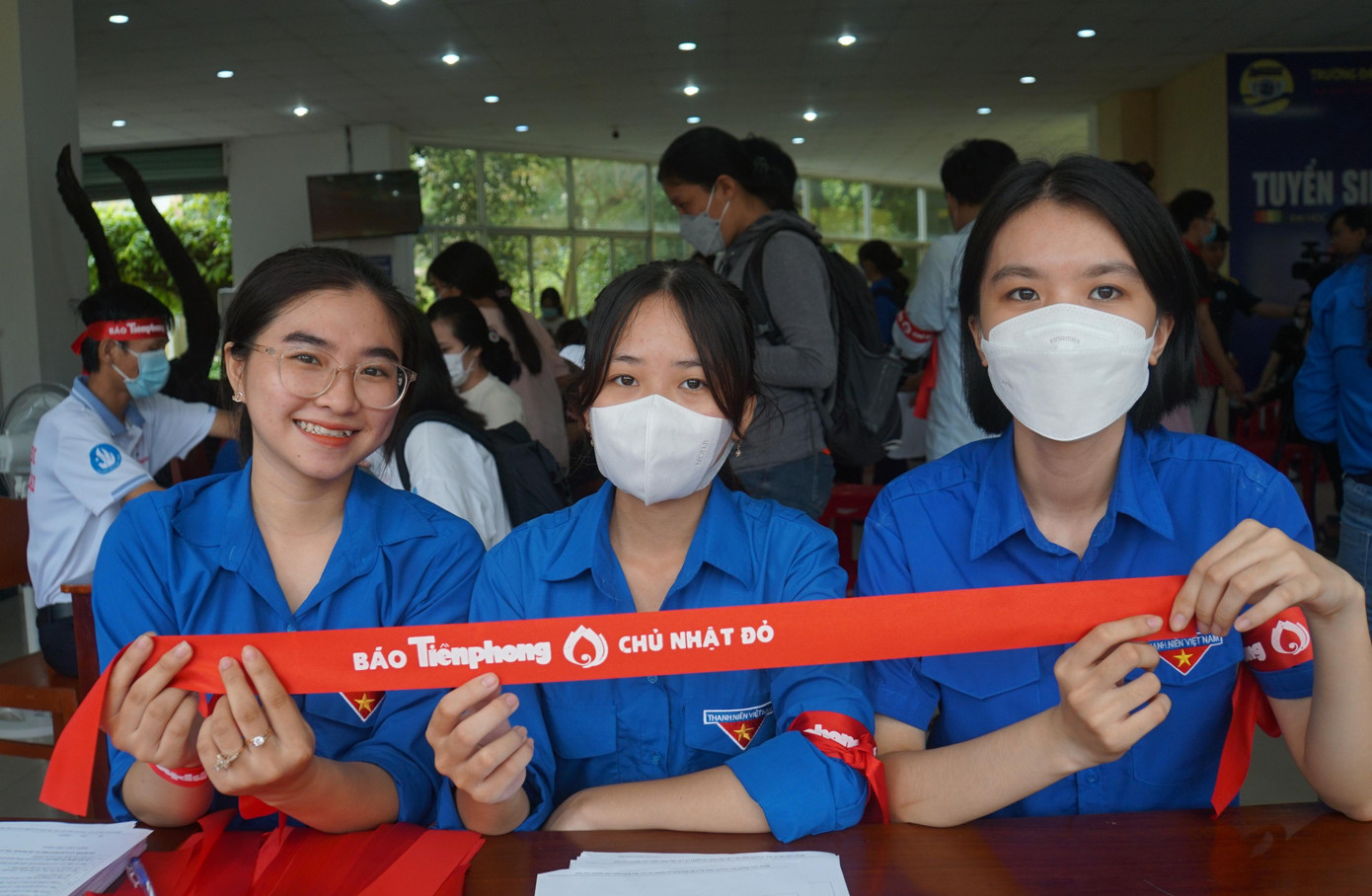 Từ sáng sớm, đông đảo sinh viên có mặt tại điểm hiến máu Trường Đại học Trà Vinh để tham gia ngày hội Chủ nhật Đỏ, tạo nên không khí sôi động và nhộn nhịp. Ảnh: Hòa Hội