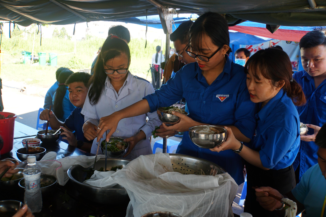Anh Phương Tấn Đạt, Phó giám đốc Trung tâm Hỗ trợ học sinh viên viên thành phố Cần Thơ (phụ trách chốt trung tâm) chia sẻ: "Bếp ấm gắn kết các anh em trong chốt gần gũi với nhau hơn. Đồng thời, ngoài việc hỗ trợ các bữa ăn, Bếp còn là nơi giúp các bạn xem chốt như một ngôi nhà, ở đó có những cô chú mà các bạn gọi là Tía, là Má gần gũi yêu thương".