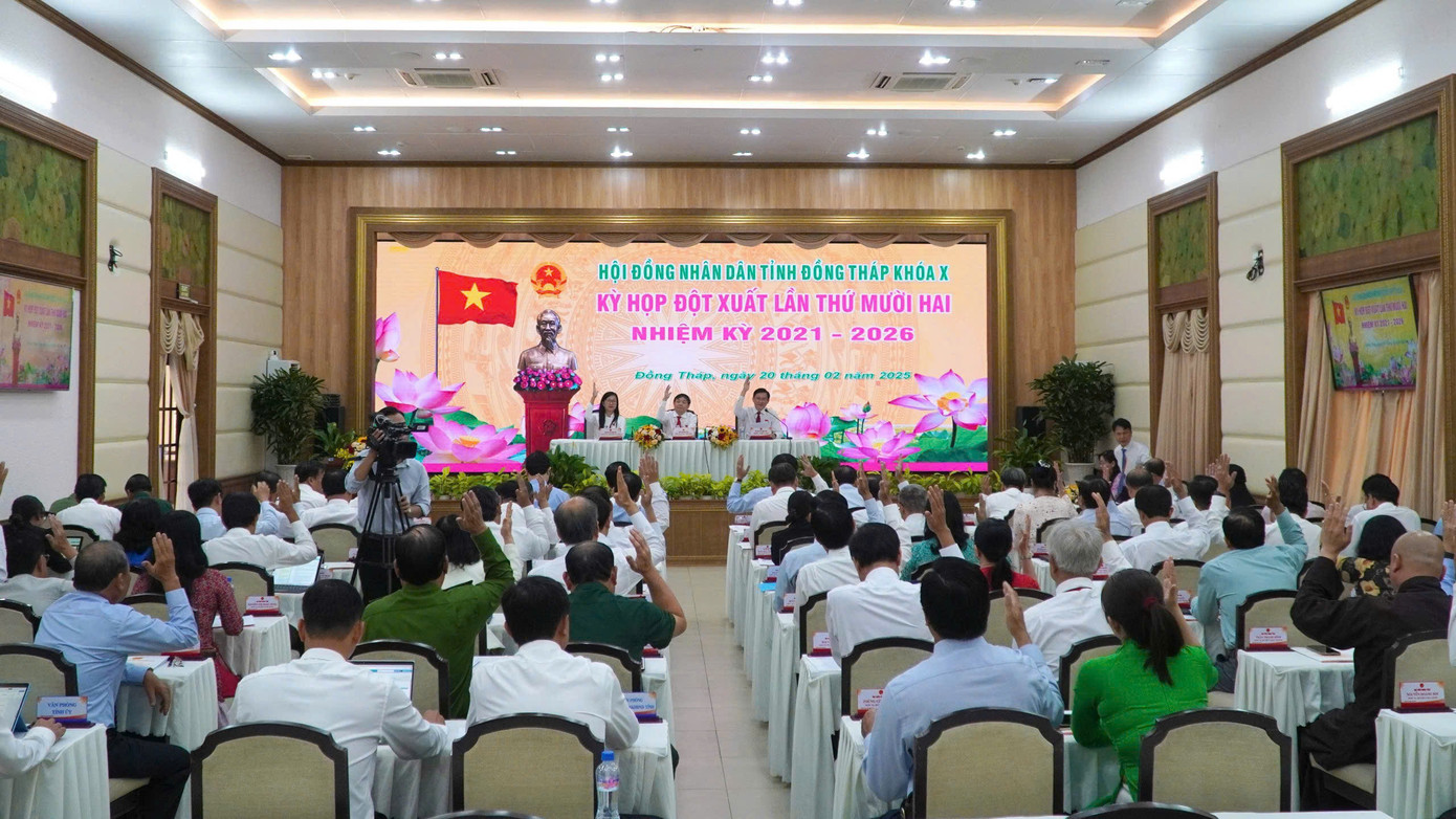 Đại biểu HĐND tỉnh Đồng Tháp biểu quyết. Đại biểu HĐND tỉnh Đồng Tháp biểu quyết.