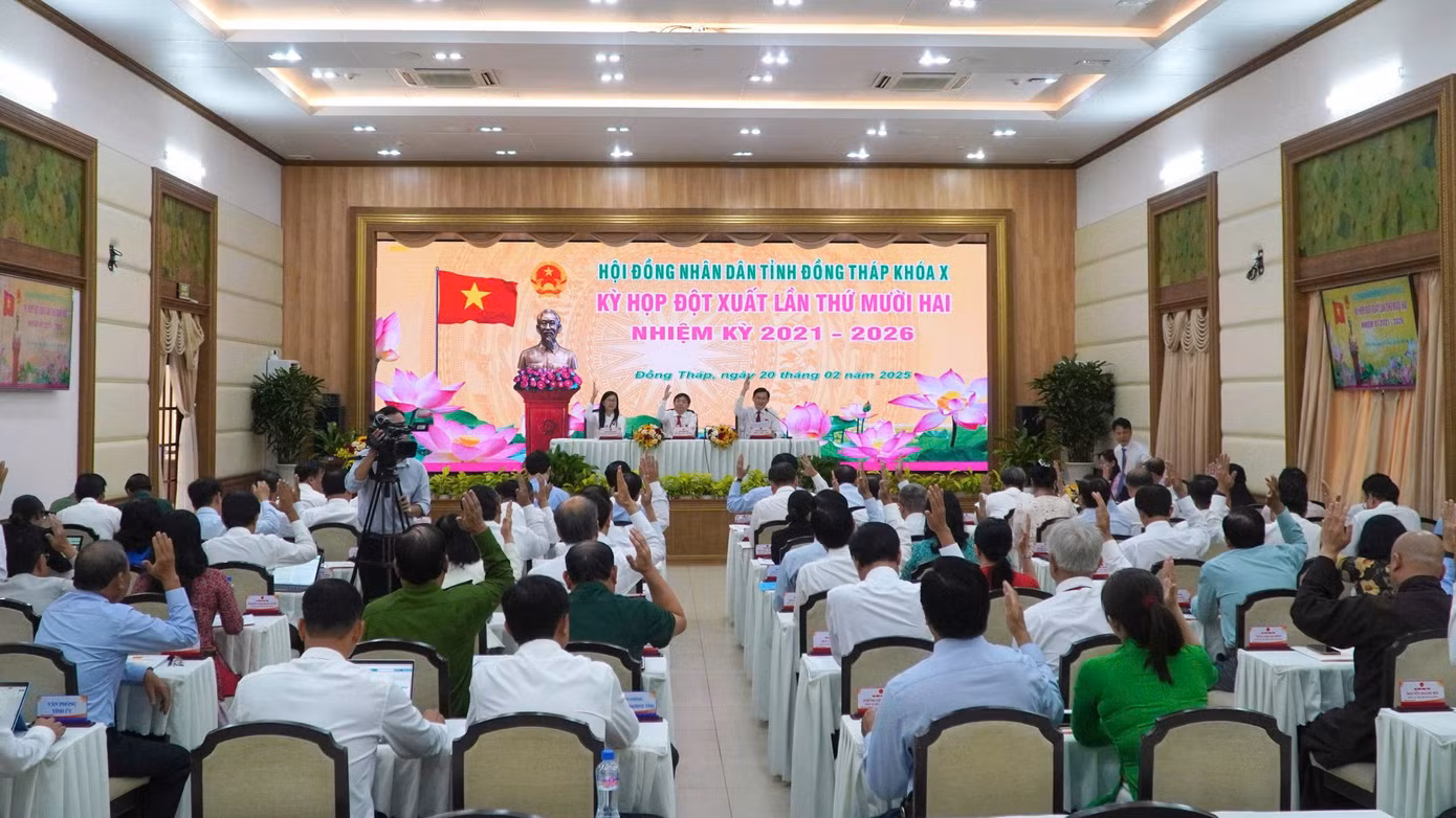 Đại biểu HĐND tỉnh Đồng Tháp biểu quyết.