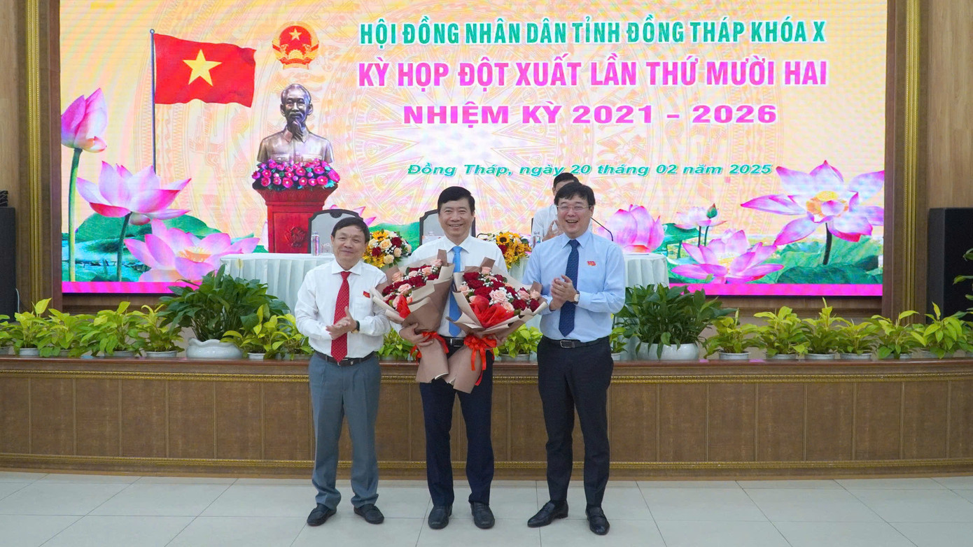 Bí thư Tỉnh ủy Đồng Tháp - Lê Quốc Phong (bên phải) và Chủ tịch HĐND Đồng Tháp - Phan Văn Thắng (bên trái) tặng hoa cho ông Phạm Thiện Nghĩa. Bí thư Tỉnh ủy Đồng Tháp - Lê Quốc Phong (bên phải) và Chủ tịch HĐND Đồng Tháp - Phan Văn Thắng (bên trái) tặng hoa cho ông Phạm Thiện Nghĩa.