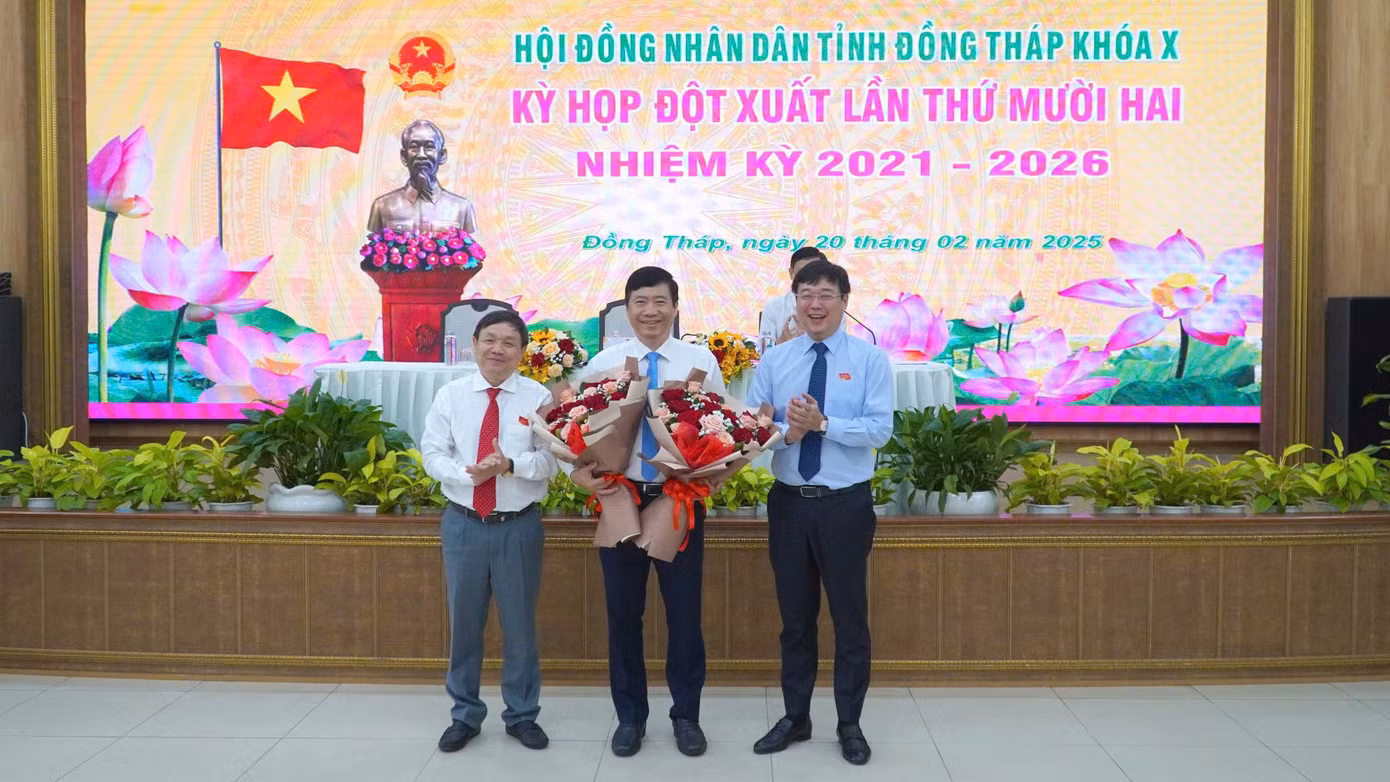 Bí thư Tỉnh ủy Đồng Tháp - Lê Quốc Phong (bên phải) và Chủ tịch HĐND Đồng Tháp - Phan Văn Thắng (bên trái) tặng hoa cho ông Phạm Thiện Nghĩa.