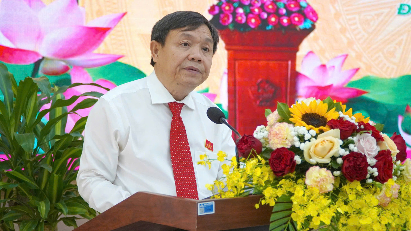 Chủ tịch HĐND tỉnh Đồng Tháp - Phan Văn Thắng phát biểu tại kỳ họp. Chủ tịch HĐND tỉnh Đồng Tháp - Phan Văn Thắng phát biểu tại kỳ họp.