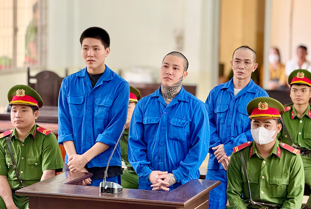 Các bị cáo Hà, Bảo, Cường (đứng thứ tự từ trái qua) tại phiên tòa.