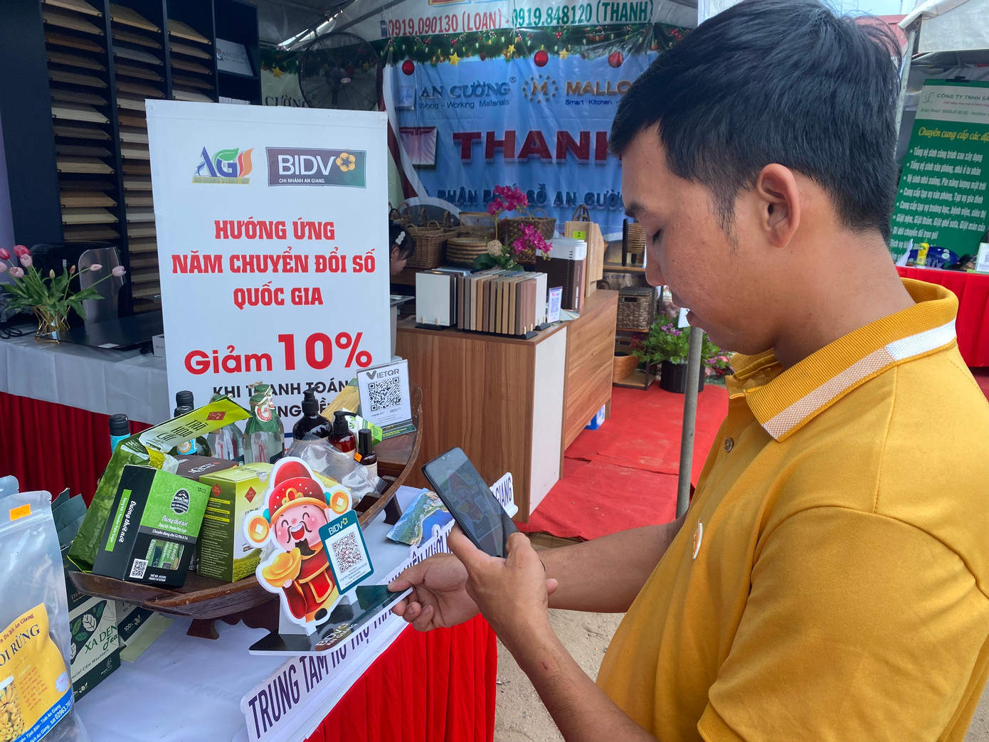 Người dân quét mã QR tại ngày hội. Ảnh: TĐ AG