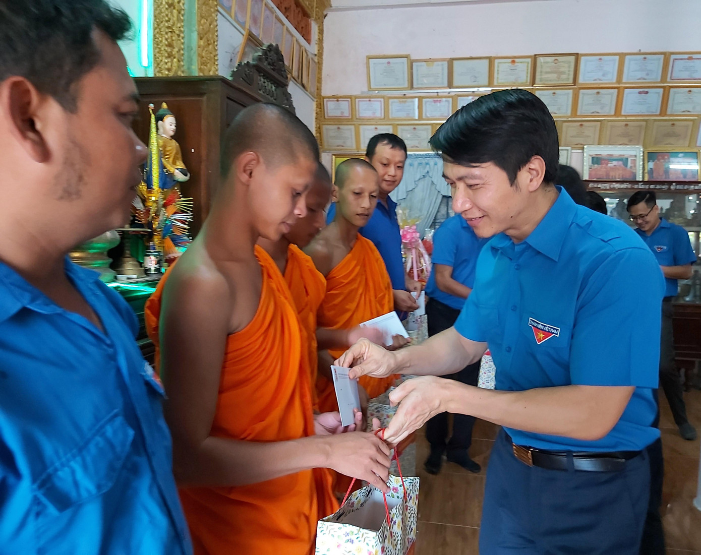 Bên cạnh đó, các cấp bộ Đoàn, Hội trong cả nước nói chung, tỉnh Trà Vinh nói riêng cũng đã luôn quan tâm triển khai thực hiện nhiều phong trào thiết thực để chăm lo cho đoàn viên, hội viên, thanh niên dân tộc Khmer.