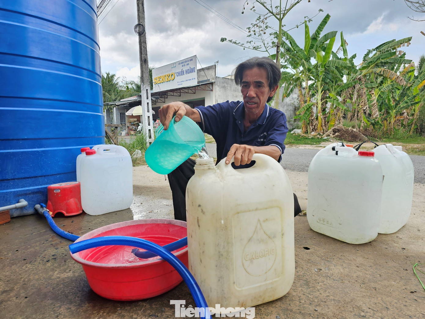 Người dân Bến Tre vét từng ca nước sạch về sinh hoạt trong mùa hạn mặn. Ảnh: Hòa Hội