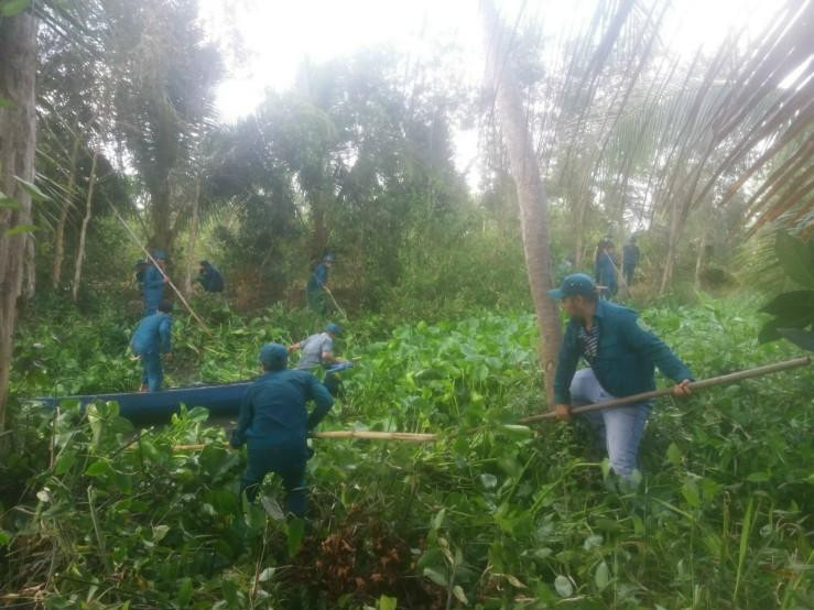 ĐVTN xã Long Thạnh (Phụng Hiệp, Hậu Giang) tham gia vớt lục bình trên sông. - Ảnh: Minh Thiện ĐVTN xã Long Thạnh (Phụng Hiệp, Hậu Giang) tham gia vớt lục bình trên sông. - Ảnh: Minh Thiện