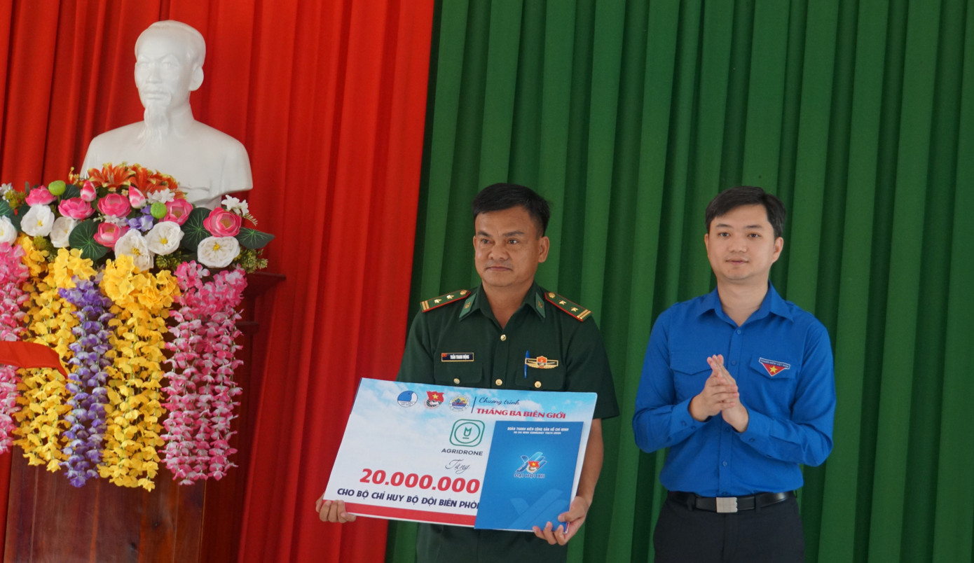 Anh Nguyễn Minh Triết tặng quà cho đồn biên phòng Phú Mỹ. Ảnh: Hòa Bình Anh Nguyễn Minh Triết tặng quà cho đồn biên phòng Phú Mỹ. Ảnh: Hòa Bình